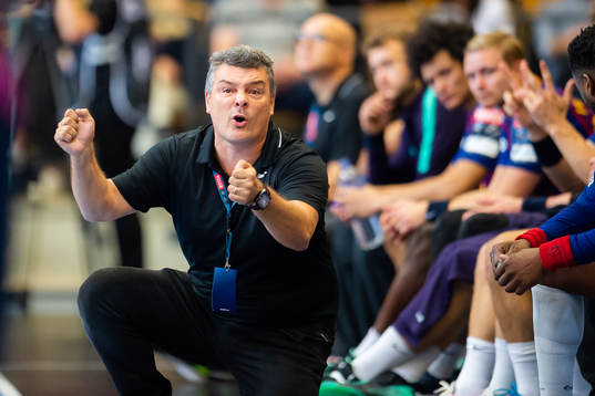 Barcelonas tränare Xavi Pascual agerar