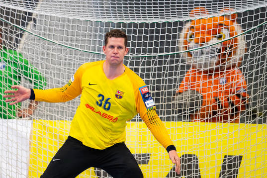 Barcelonas målvakt Kevin Möller och Kristianstads maskot