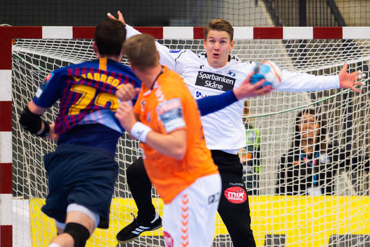 Kristianstads målvakt Leo Larsson och Barcelonas Ludovic
