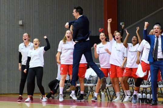Högsbos tränare Robin Sandberg jublar