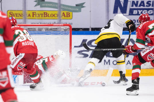 Brynäs Ludvig Nilsson framför Moras målvakt Christian