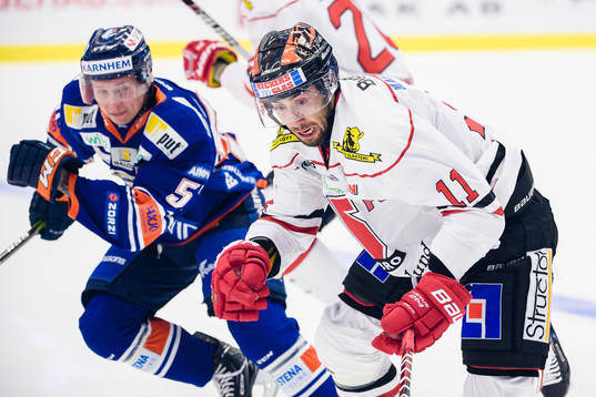 Örebros Aaron Palushaj jagas av Växjös Kalle Johansson