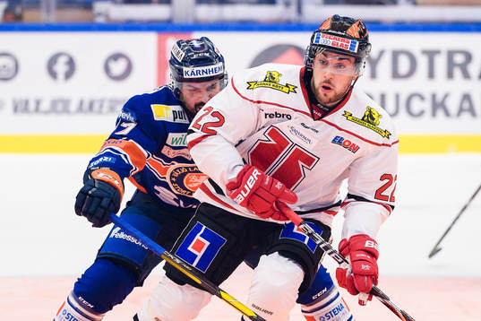 Örebros Jonathan Andersson jagas av Växjös Linus Fröberg