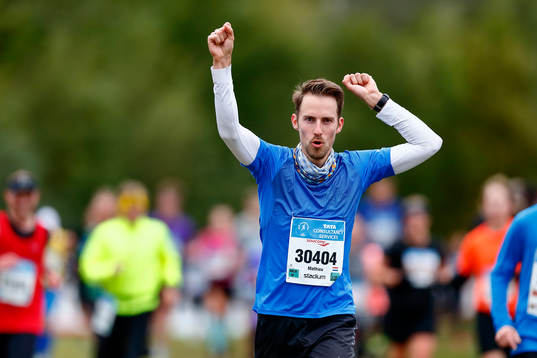 Jublande motionslöpare i klasen Män och Kvinnor 30 km