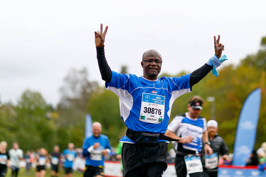 Jublande motionslöpare i klasen Män och Kvinnor 30 km