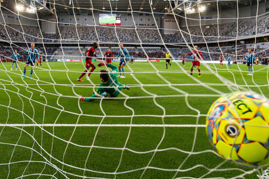 Östersunds Ronald Mukiibi gör 0-1 bakom Djurgårdens