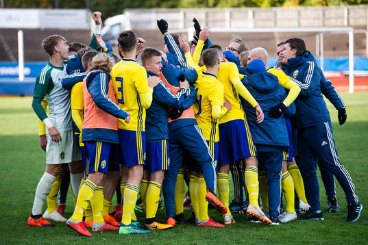 Sveriges spelare och ledare jublar