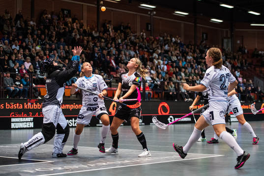 Warbergs målvakt Hanna Svensson och Malin Arnesson