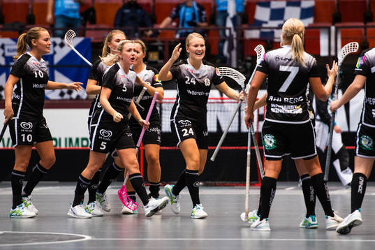 IBK Göteborgs Sara Johnsson (mitten) jublar med lagkamrater