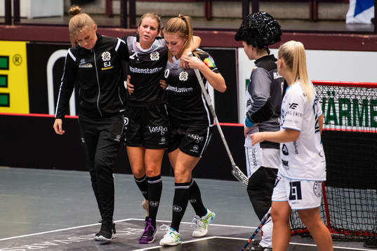 IBK Göteborgs Alice Bengtsson hjälps av plan