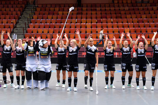 IBK Göteborgs spelare jublar