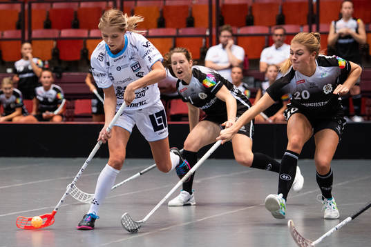 Warbergs Andrea Envall och IBK Göteborgs Amanda Svanström