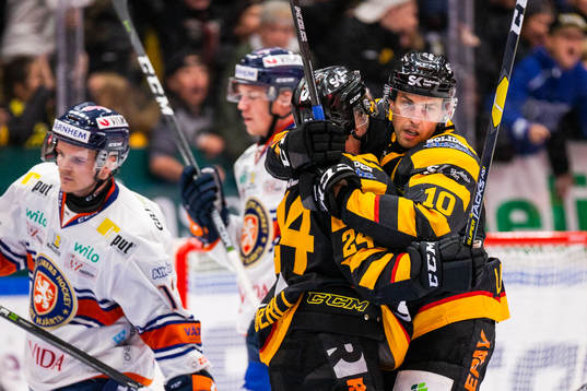 Skellefteås Andreas Wingerli och Joakim Lindström jublar