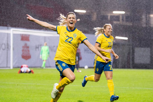 Sveriges Olivia Schough jublar medan Norges spelare deppar