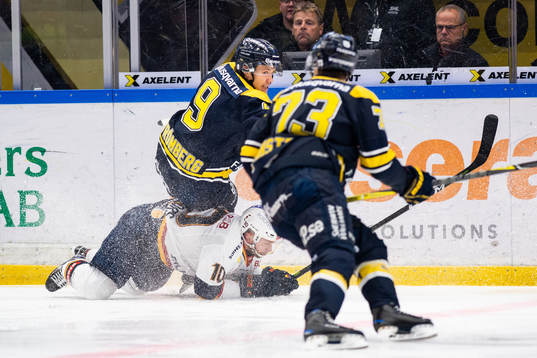 s Didrik Strömberg sitter på Djurgårdens Niclas Bergfors