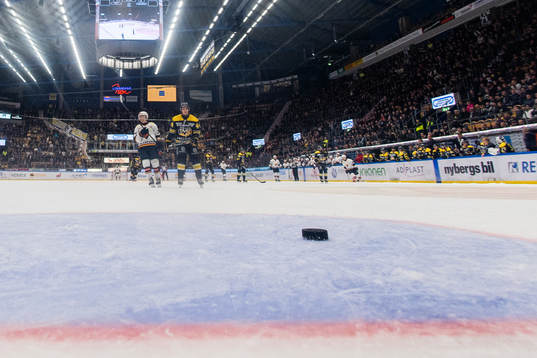 s Mikko Lehtonen ser pucken gå i mål när Gustav Possler