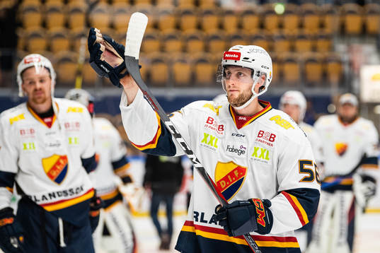 Djurgårdens Alexander Urbom jublar och tackar publiken