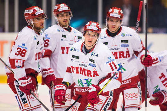 Timrås Henrik Törnqvist jublar med sina lagkamrater