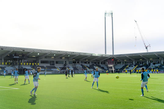 Malmö FFs spelare värmer upp innan fotbollsmatchen i
