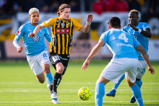 Malmö FFs Romain Gall och Bonke Innocent försvarar mot
