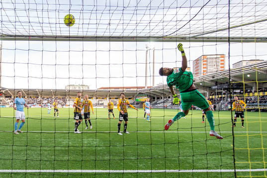 Bollen passerar över mål bakom Häckens målvakt Jonathan