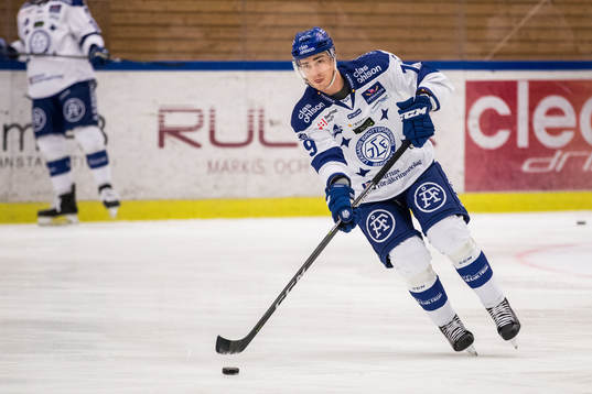 Leksands Tobias Forsberg uinförnder ishockeymatchen i