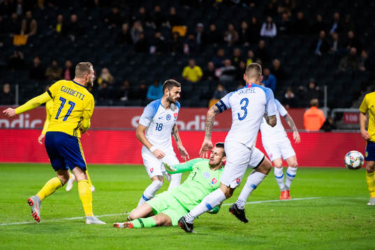 John Guidetti of Sweden scores 1-0