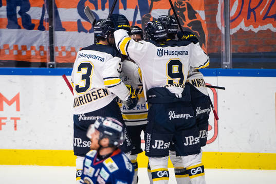 s Mattias Tedenby jublar med lagkamrater