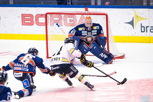 s Mattias Tedenby  oroar framför Växjös målvakt Viktor