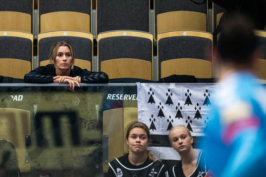 Brests Isabelle Gulldén på läktaren