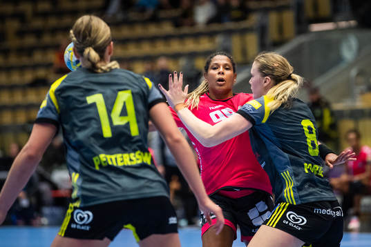 Sävehofs Johanna Forsberg försvarar mot Brests Marta