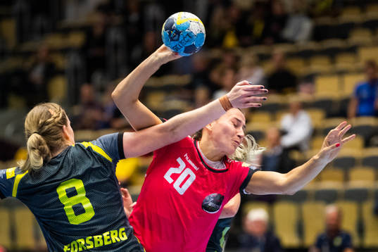 Sävehofs Johanna Forsberg försvarar mot Brests Sladana