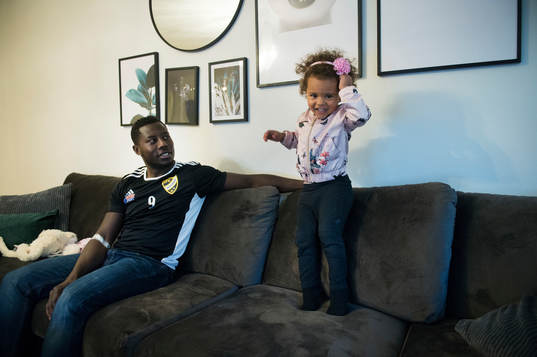 IFK Hässleholms Mike Andrew med sin familj, flickvännen