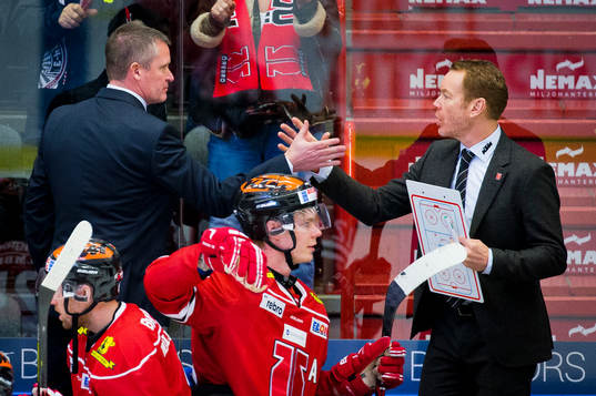 Örebros tränare Niklas Sundblad gör high five med