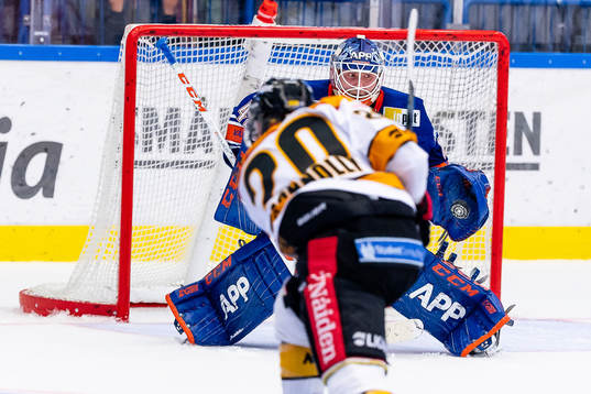 Luleås Jack Connolly skjuter ett skott mot Växjös