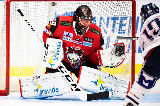 Malmö Redhawks målvakt Oscar Alsenfelt räddar skott