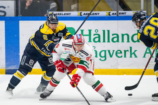 s Kristofer Berglund och Moras Michael Haga i kamp om pucken