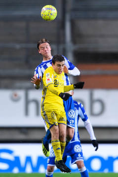 IFK Göteborgs August Erlingmark i nickduell med Sundsvalls