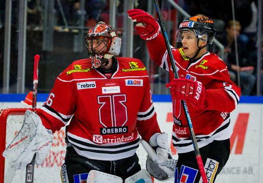 Örebros målvakt Stefan Steen och Gustav Backström jublar