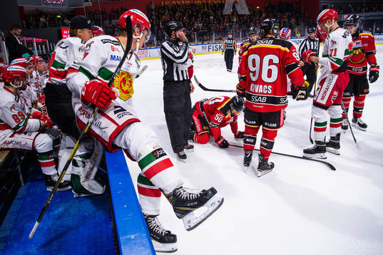 Luleås Daniel Sondell ligger på isen