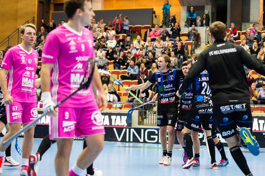 Helsingborgs Fredi Petersson jublar medan Faluns spelare