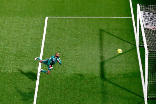 Östersunds målvakt Aly Keita släpper in mål 4-1 av