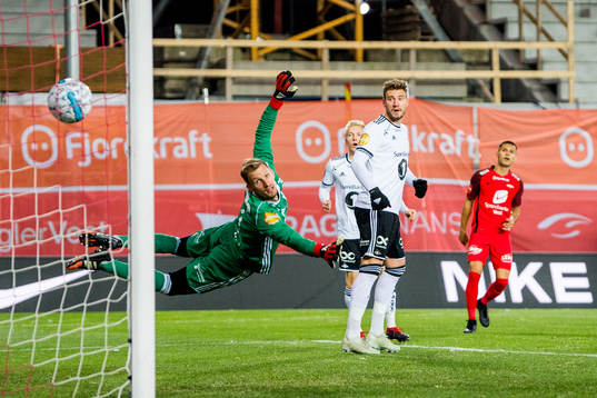 Goalkeeper André Hansen and Nicklas Bendtner of Rosenborg