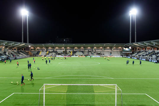 Spelarna värmer upp på Bravida Arena innan