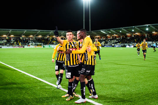 Häckens Paulinho jublar med lagkamrater