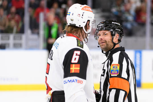Malmö Redhawks Stefan Warg pratar med domare Patrik