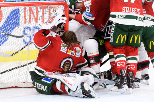 Frölundas målvakt Johan Mattsson får sin mask avdragen