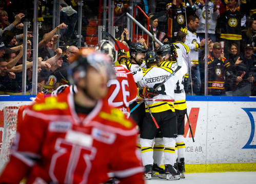 Brynäs Samuel Asklöf gör 0-1 och jublar framför fansen