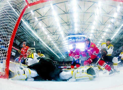 Brynäs målvakt David Rautio och Örebros Tom Wandell