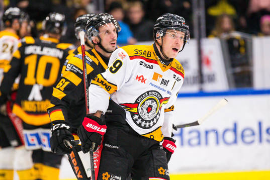 Luleås Erik Gustafsson pratar med domare Linus Öhlund